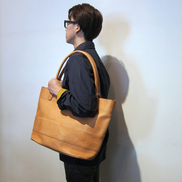 hobo oilede leather tote3.jpg