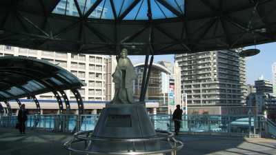 JR尼崎駅の「梅川」像