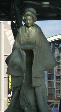 JR尼崎駅の「梅川」像 クローズアップ
