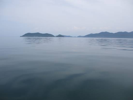 鏡のような湖面