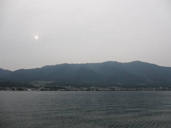 比良の山並みと陰る太陽