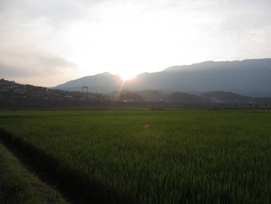 西の山の端に日が落ちる