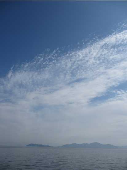 湖東方向の上空は青空