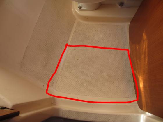 2013-09-27_雨漏り水溜りトイレ床_IMG_5049_se.JPG