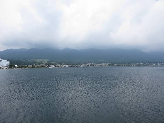 2014-07-18_1026_出港直後、比良の山並みと雨雲_IMG_6583_s.JPG