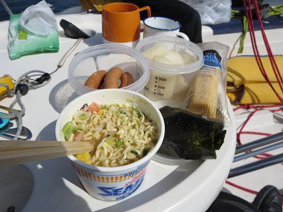 2014-10-10_1105_風がなくてすることがないので早めの昼食_IMG_8132_s.JPG