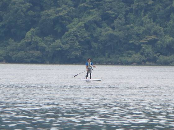 2015-07-03_1422_沖島水道を南下中、左舷にこんな人_IMG_4774_ts.JPG