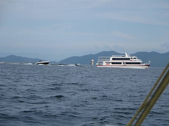 2015-09-05_1602_本線の船首波に乗って遊ぶマリンジェット_IMG_5366_s.JPG