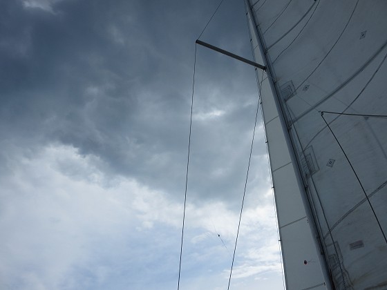 2018-10-17_1142_上空に黒雲が掛かり雨粒がぱらつく_IMG_2162_s.JPG