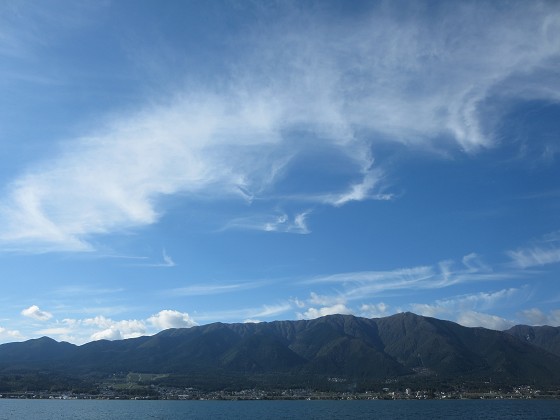 2018-10-17_1414_比良の山並みと上空の雲_IMG_2196_s.JPG