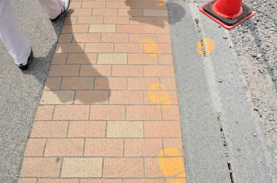 潮来駅からあやめ祭り会場への歩道の目印の足跡の画像