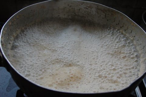 子を湯がく