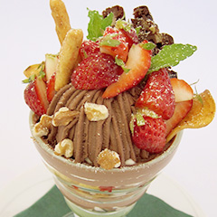 マクロビケーキとチョコ豆腐クリームの苺パフェ