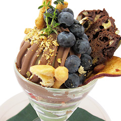 マクロビケーキとチョコ豆腐クリームのブルーベリーパフェ