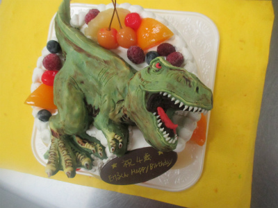 緑の恐竜の立体ケーキ はりまやblog 似顔絵ケーキ イラストケーキ 立体ケーキなど