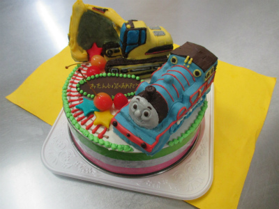 トーマスとショベルカーの２台乗せ立体ケーキ はりまやblog 似顔絵ケーキ イラストケーキ 立体ケーキなど