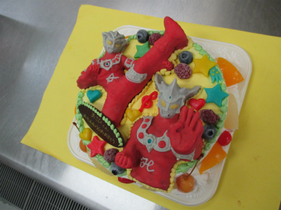 ウルトラマンのケーキ レオ アストラ はりまやblog 似顔絵ケーキ イラストケーキ 立体ケーキなど