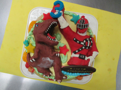 トッキュウジャーと恐竜のケーキ はりまやblog 似顔絵ケーキ イラストケーキ 立体ケーキなど