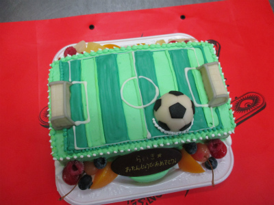 サッカー場のケーキ はりまやblog 似顔絵ケーキ イラストケーキ 立体ケーキなど