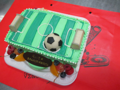 サッカー場のケーキ はりまやblog 似顔絵ケーキ イラストケーキ 立体ケーキなど