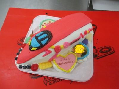 キティちゃんの新幹線のケーキ はりまやblog 似顔絵ケーキ イラストケーキ 立体ケーキなど