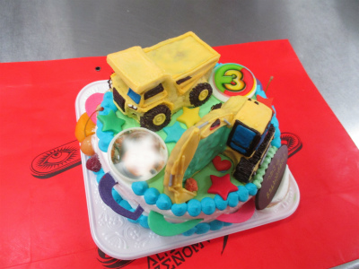 ショベルカーのケーキ はりまやblog 似顔絵ケーキ イラストケーキ 立体ケーキなど