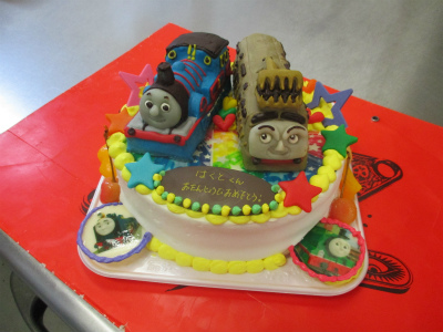 トーマスの立体ケーキ はりまやblog 似顔絵ケーキ イラストケーキ 立体ケーキなど