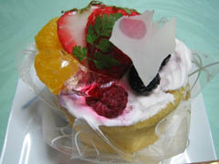 果物がたくさん載ったケーキ
