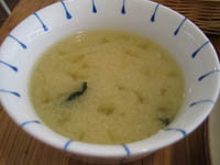 玉ねぎとわかめのみそ汁