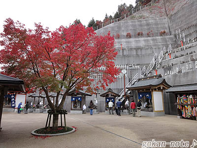 紅葉&水子地蔵.jpg