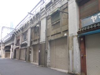 シャッター街…。