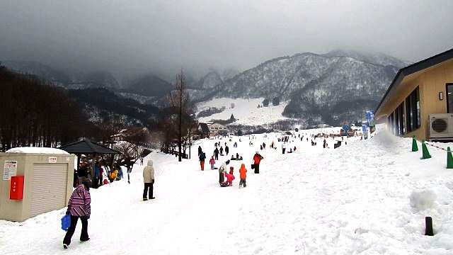 マキノ高原スキー場雪遊びの風景