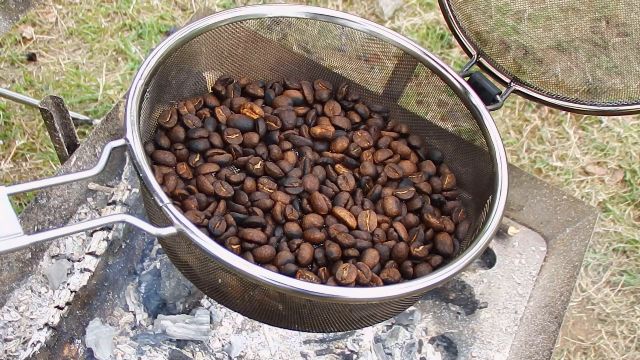 アウトドアキャンプで煎り手網を使って自家焙煎コーヒー