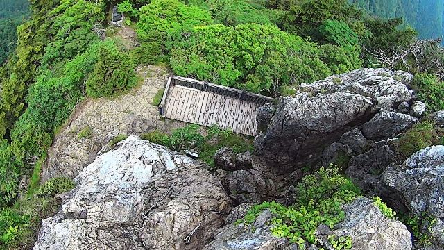 巻き道から鐘掛岩へ