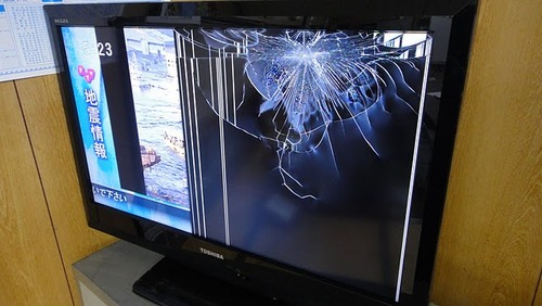 地震で倒れて液晶が壊れたテレビ