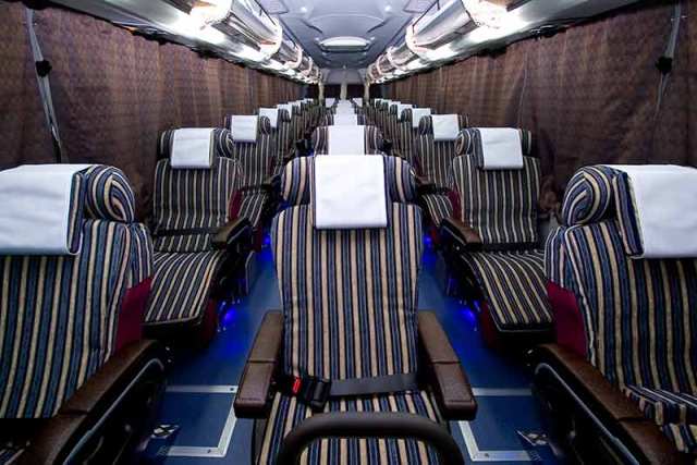 夜行バスの3列シートの車内画像