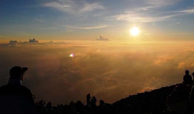 富士山山頂ご来光画像