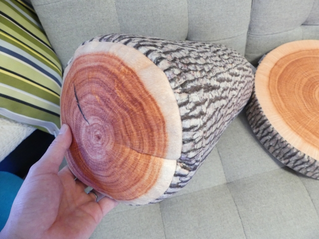 丸太・切り株クッションで部屋をアウトドア風に【芝生ラグで森感アップ】