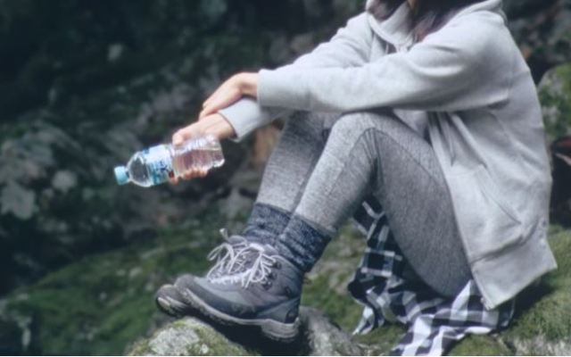 テレビcmで宇多田ヒカルさんが使った登山靴とリュックサックを特定 サントリー南アルプスの天然水