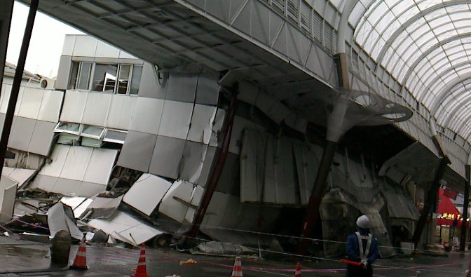 被災した熊本市東部の商店街