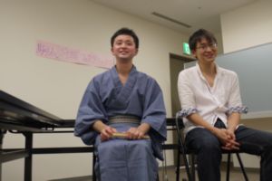 並んで座って…?