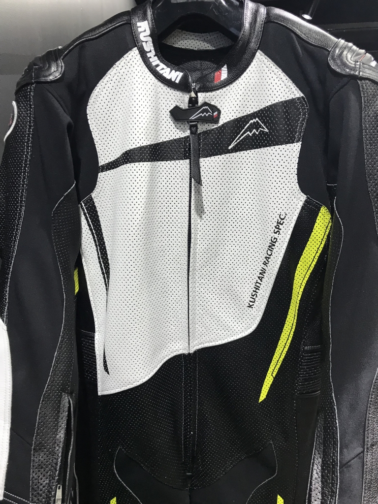 新しいレーシングスーツと新しいレーシンググローブ 新しいレーシングスーツと新しいレーシンググローブ