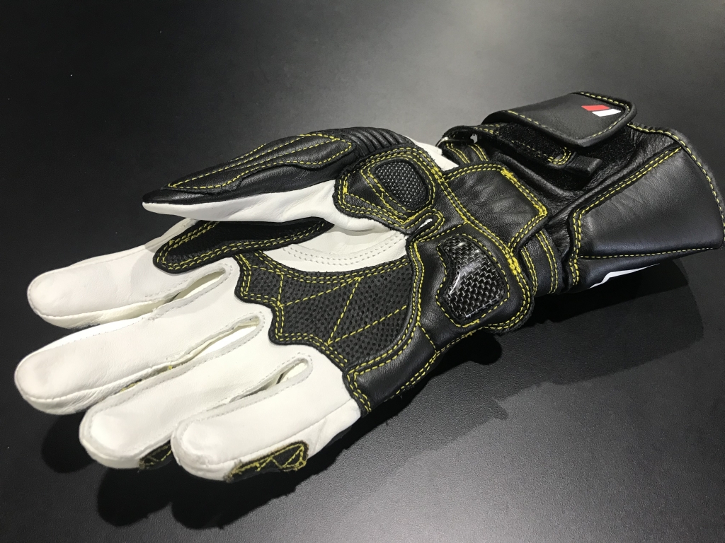 新しいレーシングスーツと新しいレーシンググローブ