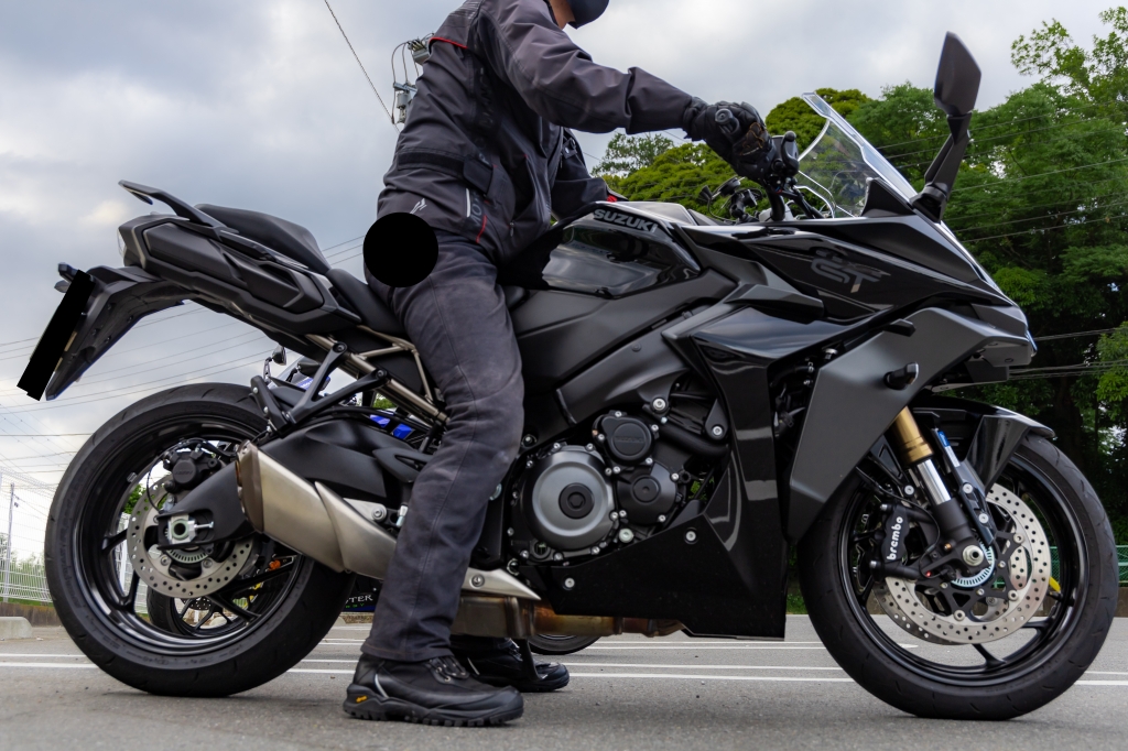 レンタルバイクと足つきをサポートするシューズ：KUSHITANI三鷹