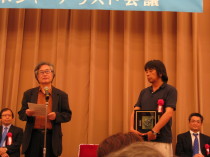 左が選考委員の清田義昭さん、右が森達也さん
