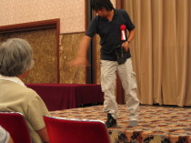 身体を使って状況を説明する森さん