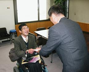 教育長贈呈