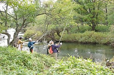 は〜い、みんな並んで〜・・・って、竿の長さを比べているわけではありません(笑)