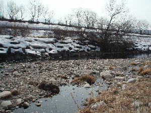 雪の残る千曲川