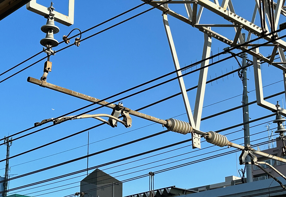 電車の架線柱に碍子あり | 科学技術のアネクドート